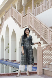 Women Black Ikat Printed Straight V-Neck Kurta