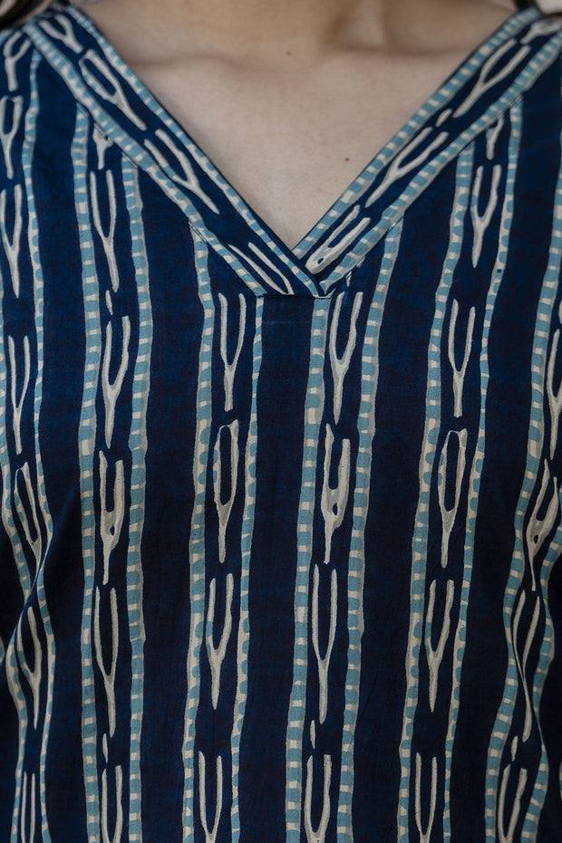 Women Blue Printed Straight Kurta with Three Quarter Sleeves